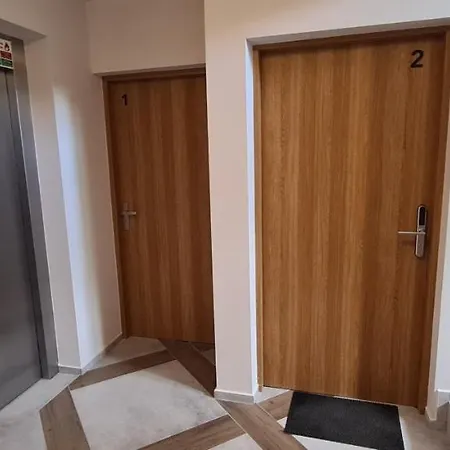 F2 Apartment *